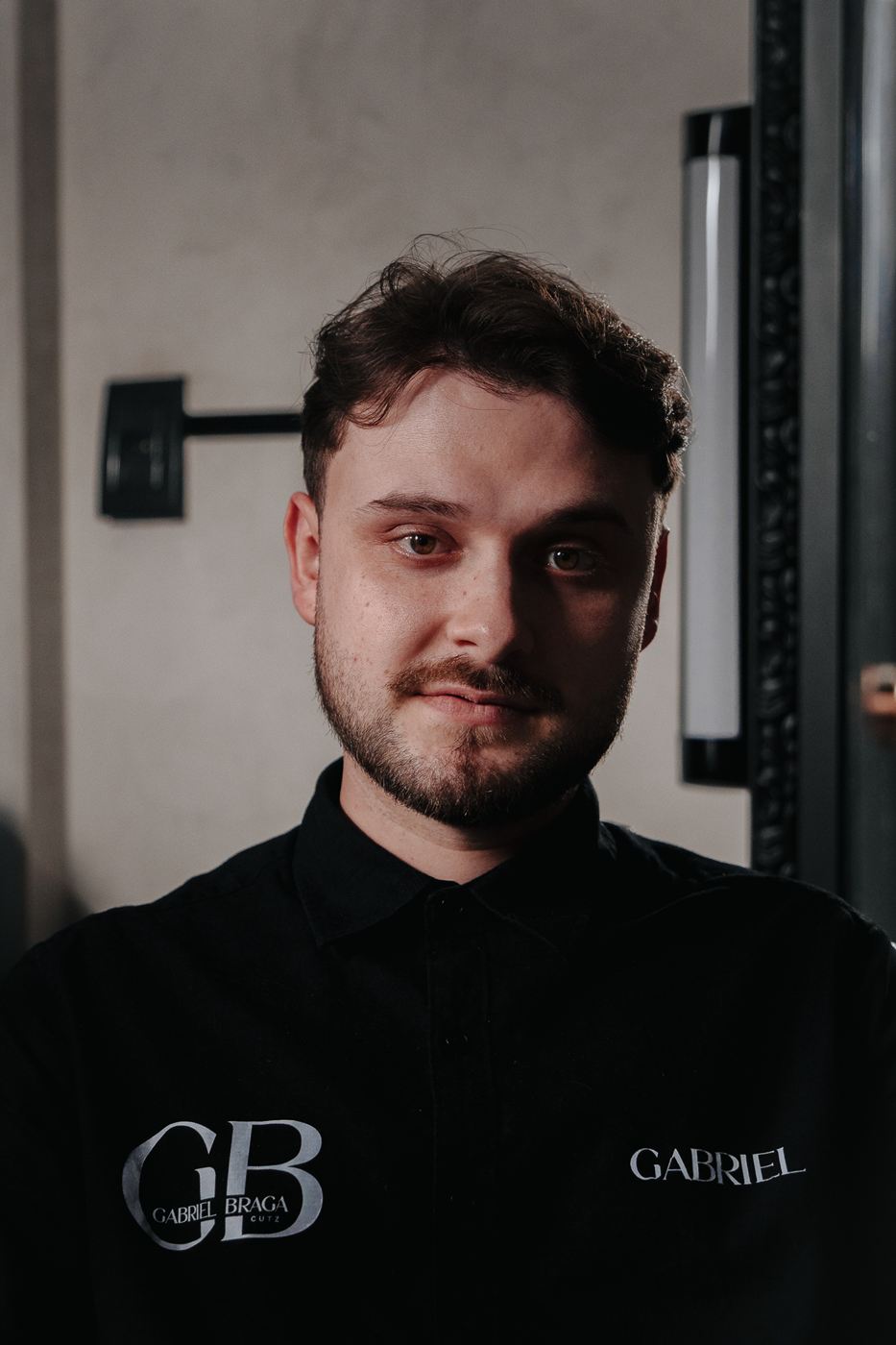 Retrato de Gabriel Braga na barbearia
